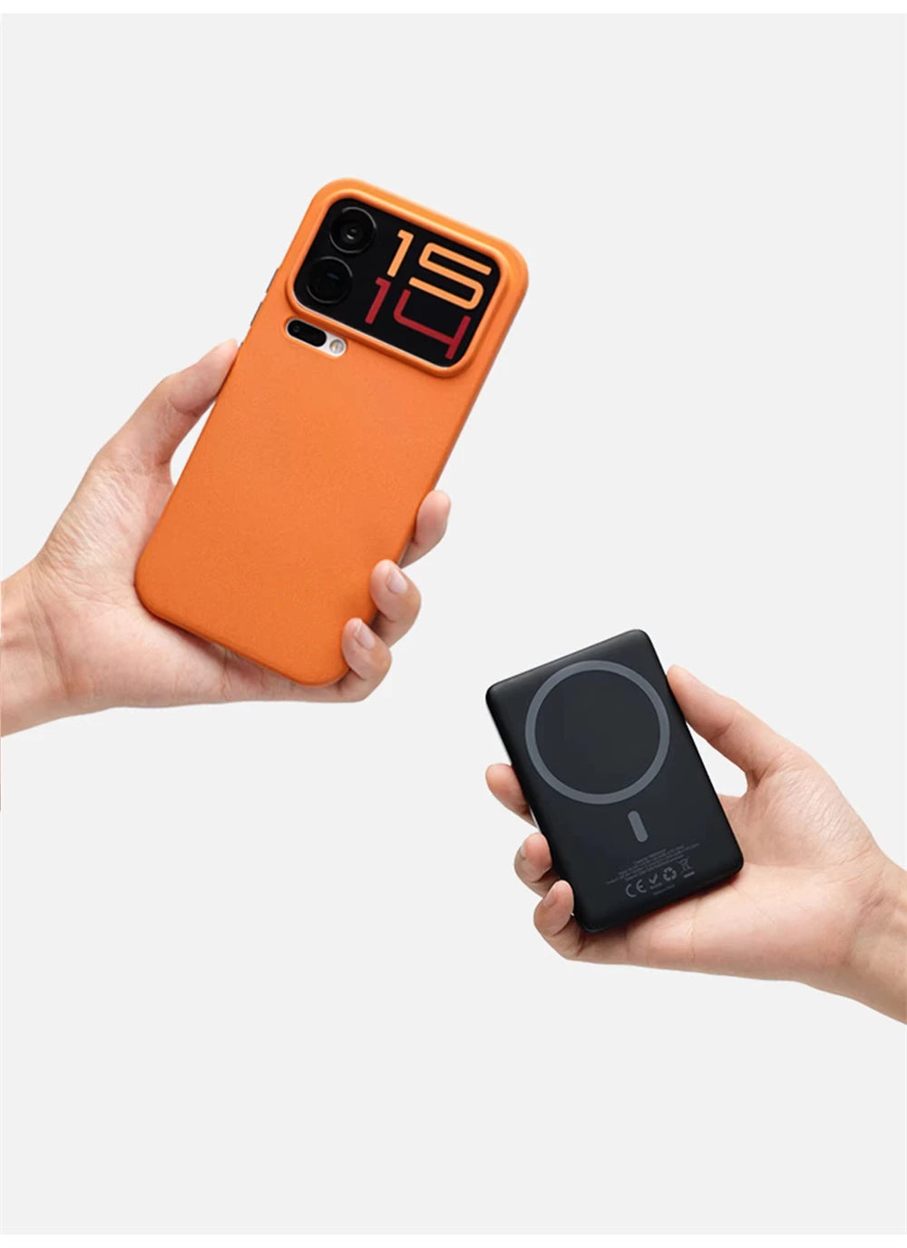 Orangefarbene matte Silikonhülle in Hand neben schwarzer magnetischer Powerbank – Rückansicht mit Kamerabereich