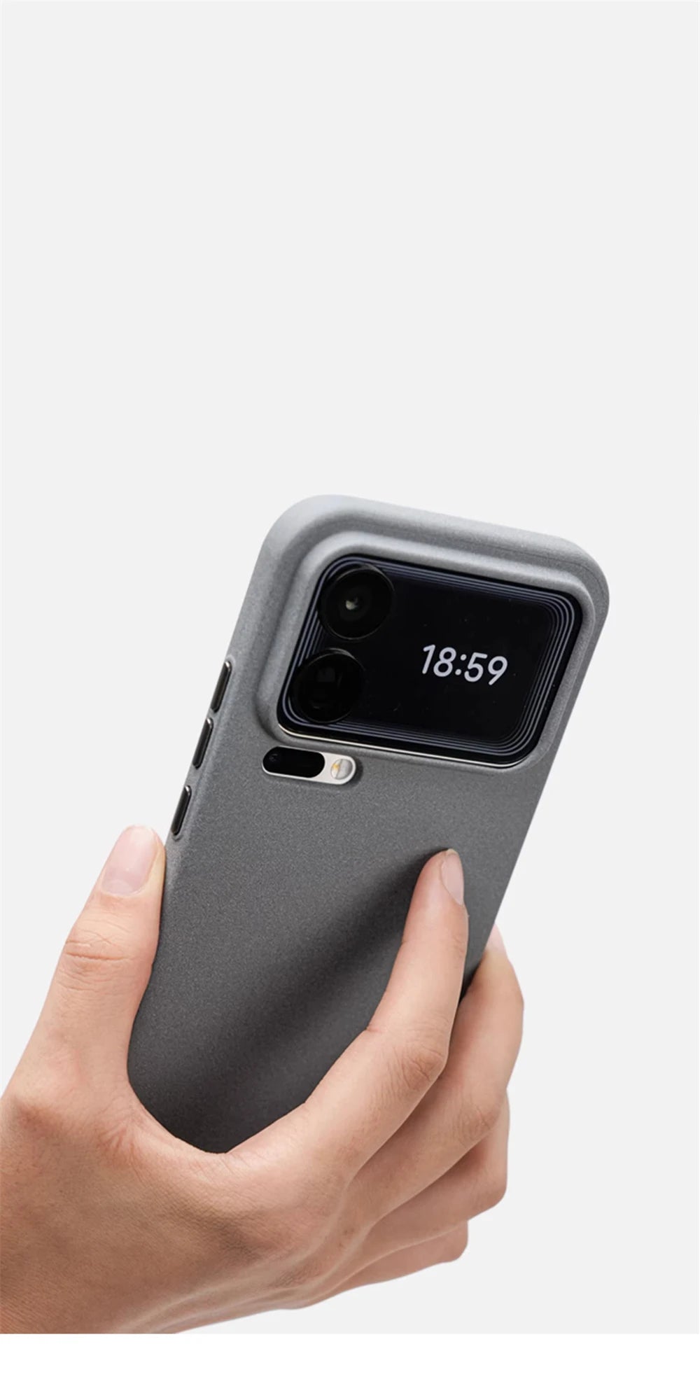 Hand hält Smartphone in grauer matter Hülle, Rückseite mit Kamera-Außendisplay zeigt Uhrzeit 18:59