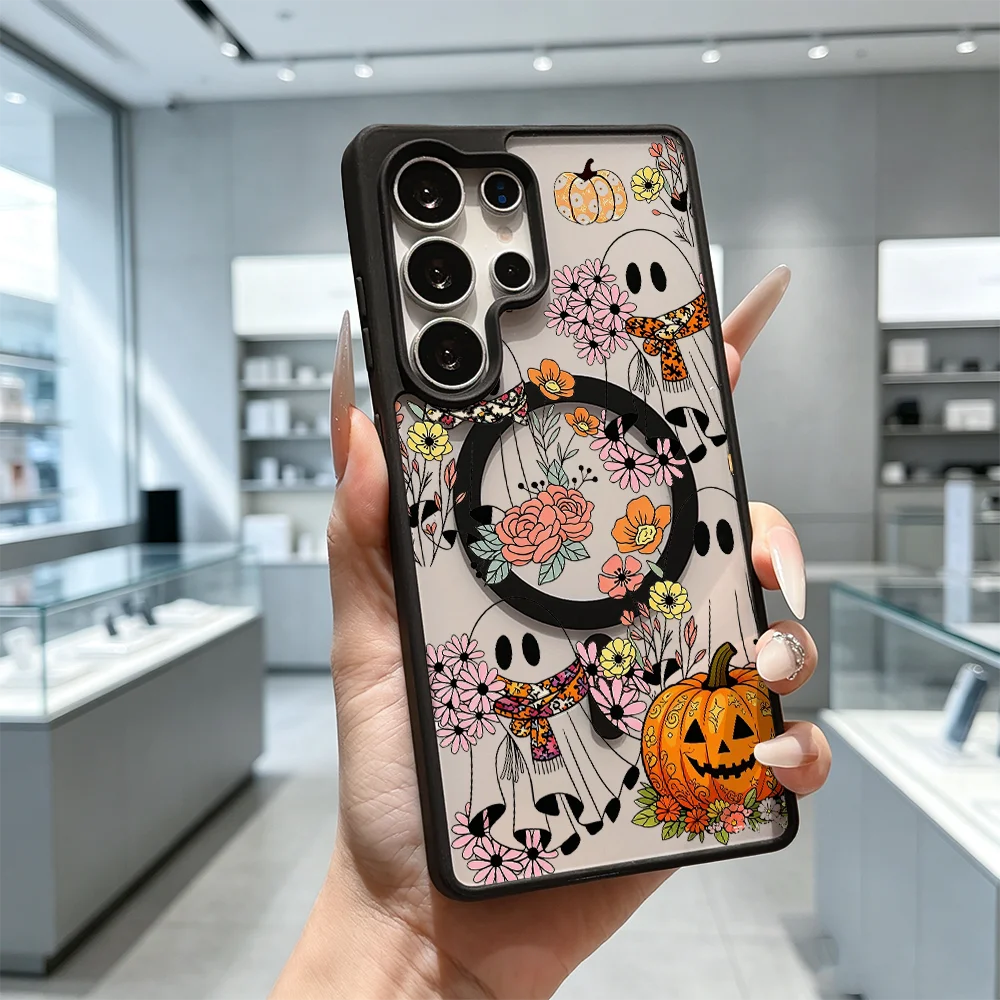 Samsung Galaxy Hülle mit schwarzem Rahmen, transparente Rückseite mit Geistern, Blumen und Kürbis, in Hand gehalten