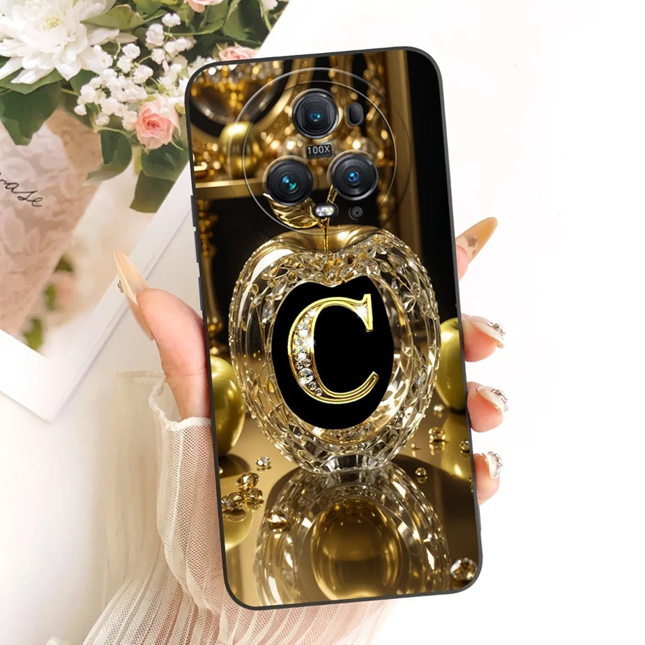Honor Magic 5 Pro Hülle Rückseite, schwarzes Design mit goldenem Kristallapfel und Initiale C mit Strasssteinen