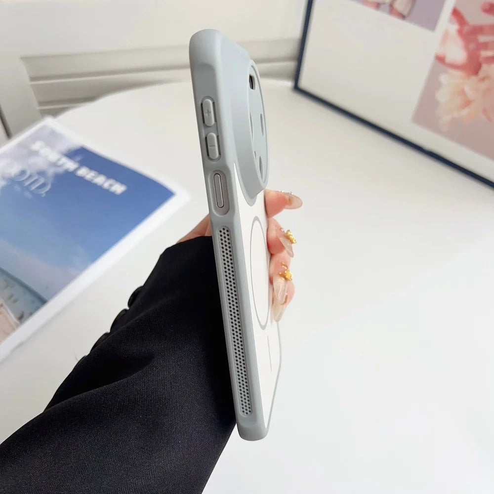 Graue Huawei-Magnetschutzhülle in der Hand, Seitenansicht mit Lautsprechergitter und mattem Rahmen
