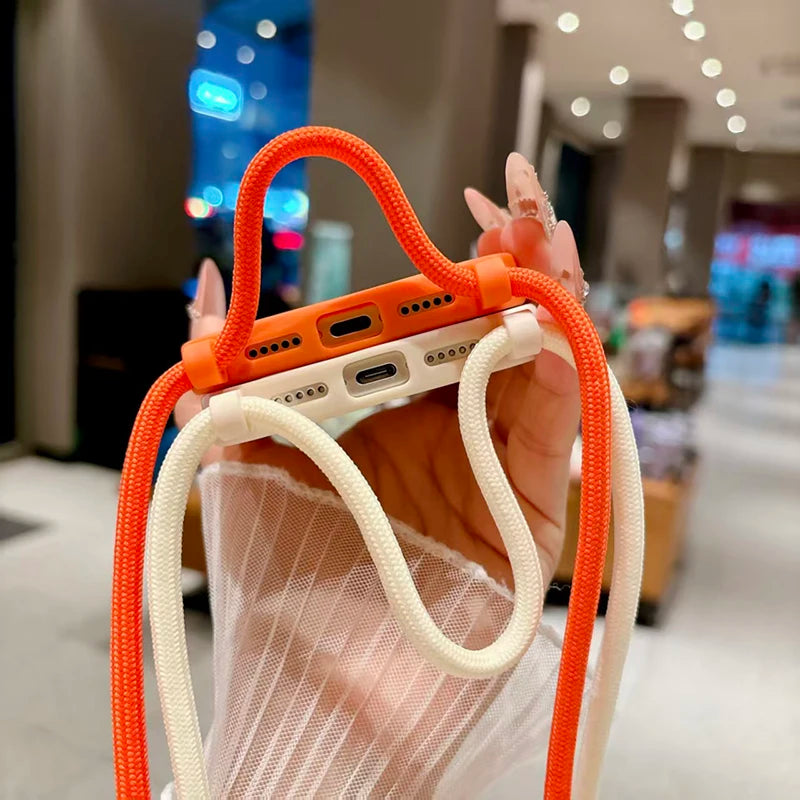 Orangefarbene iPhone-Hülle, Unterseite mit USB-C-Anschluss und befestigtem zweifarbigem Umhängeband