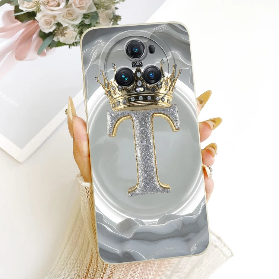 Honor Magic 5 Hülle in Grau-Marmor, Rückseite mit glitzerndem Buchstaben T und goldener Krone