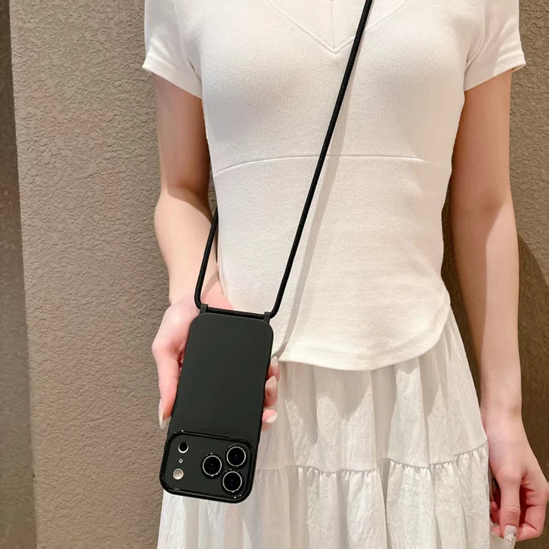 Schwarze iPhone-Hülle mit schwarzem Umhängeband, von Person als Crossbody-Tasche getragen