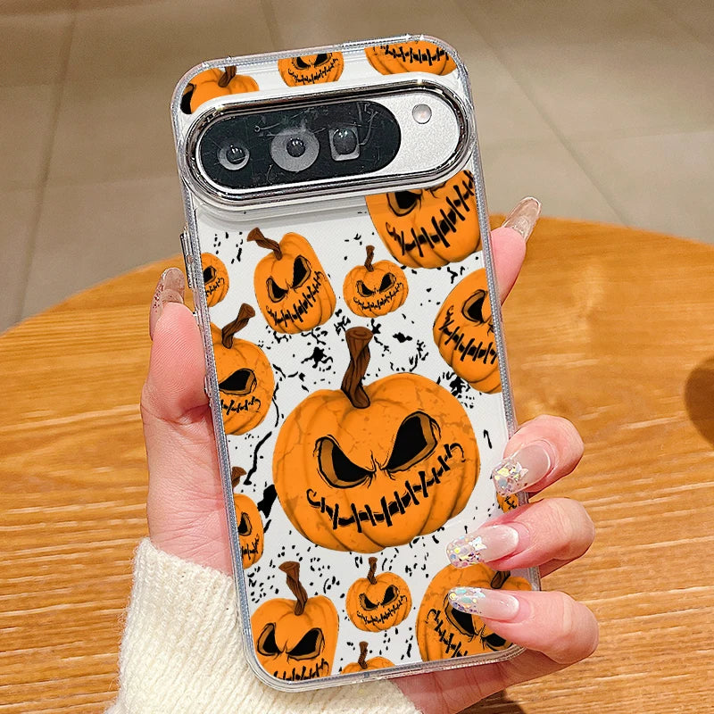 Hand hält transparente Google Pixel Hülle mit gruseligem Halloween-Kürbis-Muster in Orange auf weißem Hintergrund, Rückansich