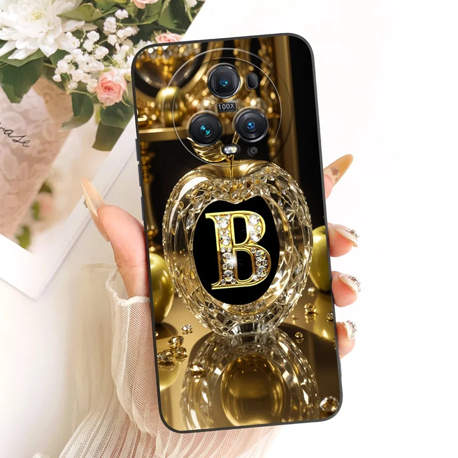 Honor Magic 5 Pro Hülle Rückseite, schwarzes Design mit goldenem Kristallapfel und Initiale B mit Strasssteinen