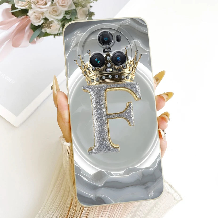 Honor Magic 5 Hülle grauer Marmoroptik mit glitzerndem Buchstabe F und goldener Krone, Rückseite