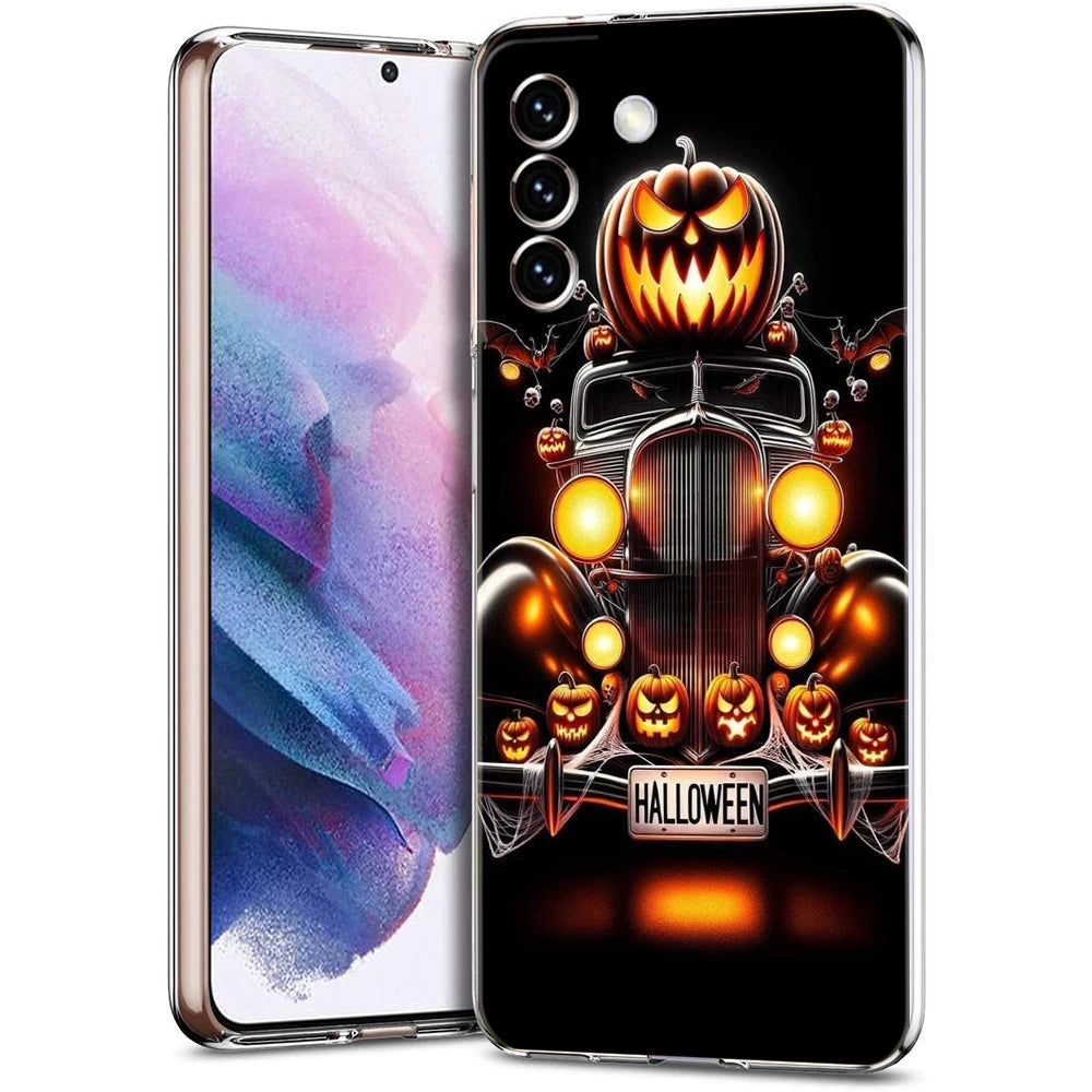 Transparente Samsung Galaxy TPU-Hülle, schwarzes Motiv mit gruseligem Halloween-Oldtimer und leuchtenden Kürbissen, Schriftzu