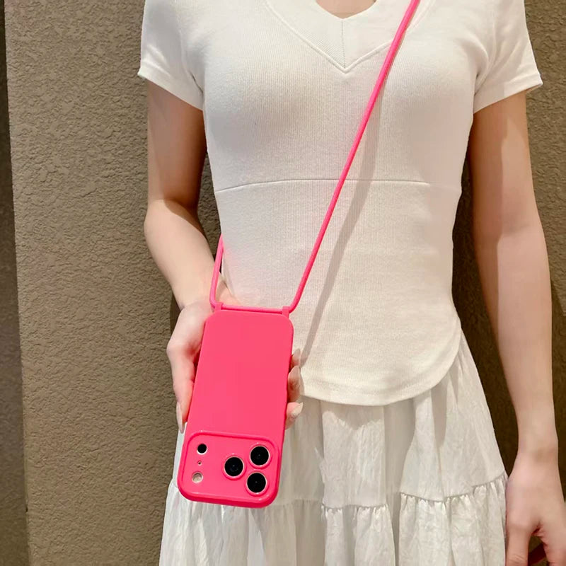 Pinke iPhone-Hülle mit pinkem Umhängeband, von Person als Crossbody-Tasche getragen, Rückansicht