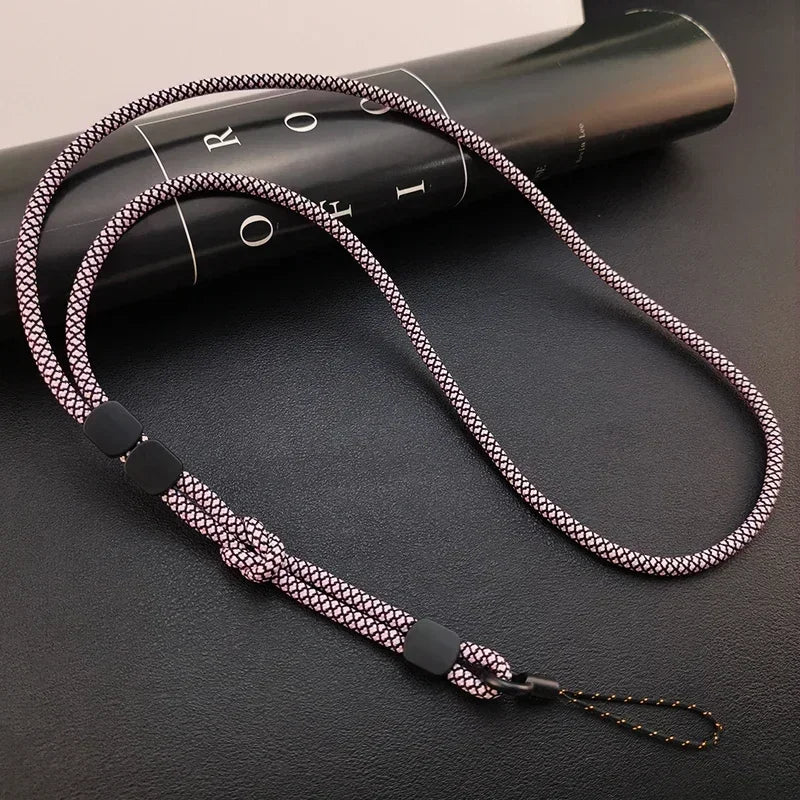 Geflochtenes Lanyard in Rosa-Schwarz mit feinem Netzmuster, schwarze Stopper-Perlen und Knoten, Schrägansicht