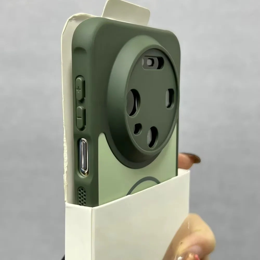 Dunkelgrüne Huawei-Magnetschutzhülle in Seitenansicht, sichtbare Lautstärketasten und USB-C-Anschluss, wird aus Verpackung en