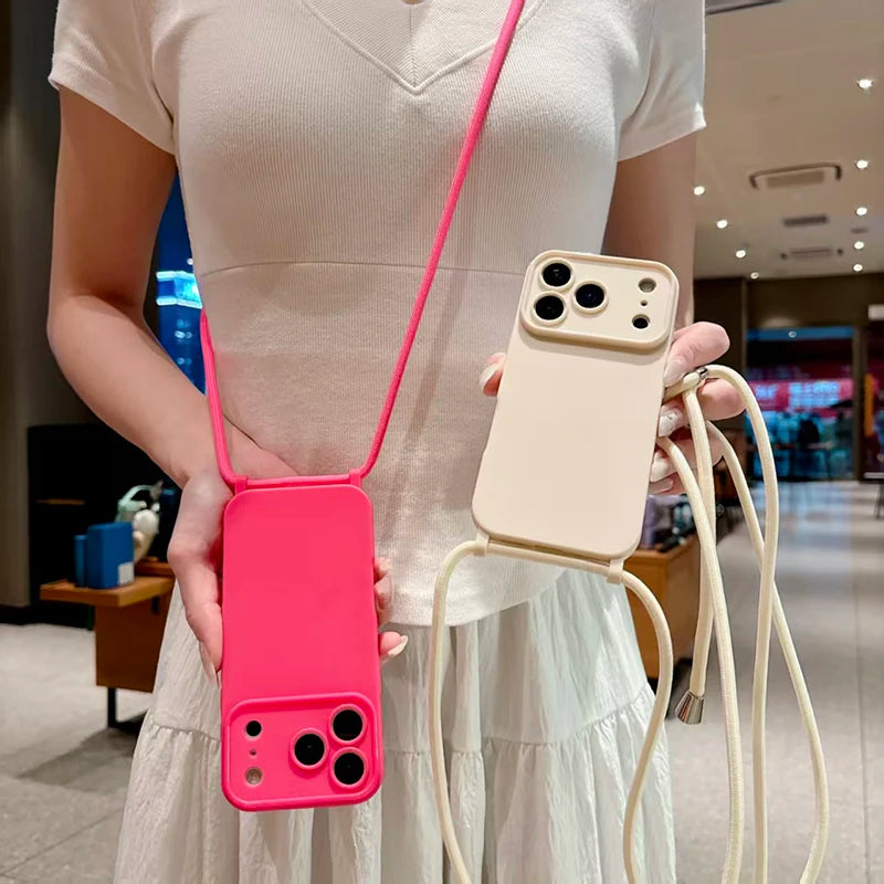 Zwei iPhone-Hüllen mit Umhängeband in Pink und Beige, von Person in beiden Händen gehalten