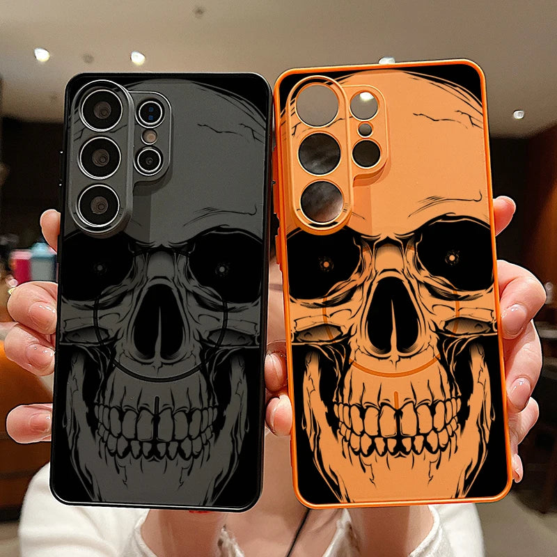 Zwei Skull-Hüllen in Schwarz und Orange, in Händen gehalten, Rückseite mit großflächigem Schädel-Print