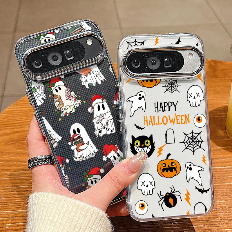 Hand hält zwei transparente Pixel-Hüllen: Weihnachts-Geister-Design (dunkel) und Halloween-Muster mit Kürbis, Katze und Schäd