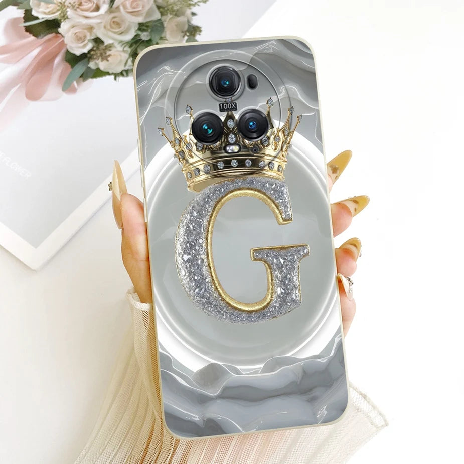 Honor Magic 5 Pro Hülle in Grau mit Glitzer-Initiale G und goldener Krone, Rückansicht in Hand