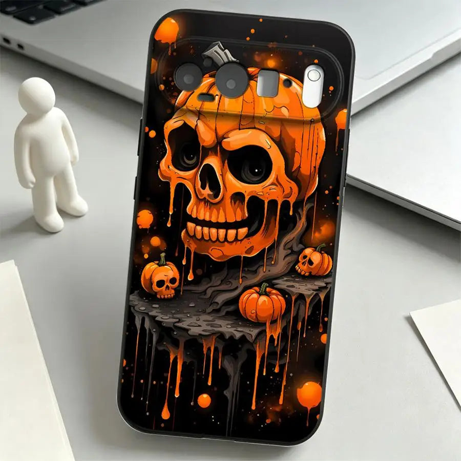 Schwarze Google-Pixel-Hülle mit orangem Totenkopf-Kürbis-Motiv und Tropf-Effekt, Frontansicht auf hellem Untergrund