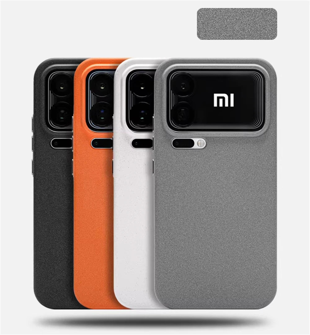 Matte Silikonhülle in vier Farben (Schwarz, Orange, Weiß, Grau) nebeneinander, Rückansicht mit großem Kameraausschnitt