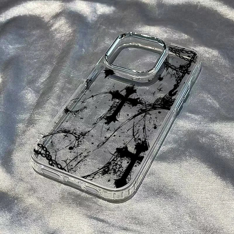 Transparente iPhone-Hülle liegend, schwarzes Gothic-Kreuz mit Tintenspritzern, klarer TPU-Rahmen, Schrägansicht