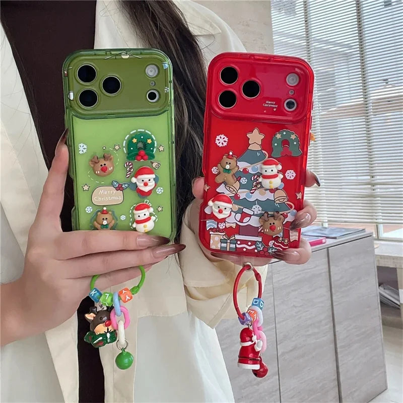 Hand hält grüne und rote iPhone-Weihnachtshülle mit 3D-Figuren und farbigem Perlen-Armband nebeneinander