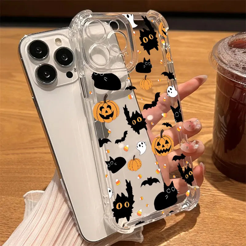 Zwei transparente iPhone-Hüllen mit schwarzen Katzen, Fledermäusen, Geistern und orangefarbenen Kürbissen, eine in Hand gehal