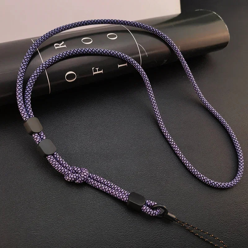 Handy-Nackenband aus geflochtenem Seil in Dunkelblau-Lila mit feinem Muster, schwarze Stopper und Zierknoten
