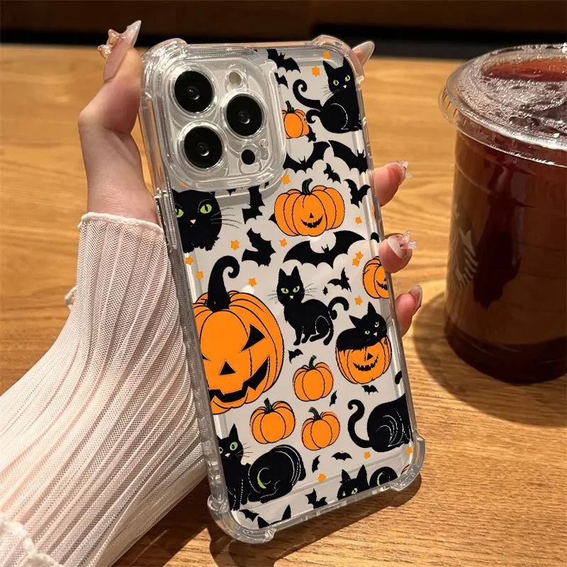 Hand hält transparente iPhone-Hülle mit schwarzen Katzen, Fledermäusen und orangefarbenen Kürbissen, Rückansicht