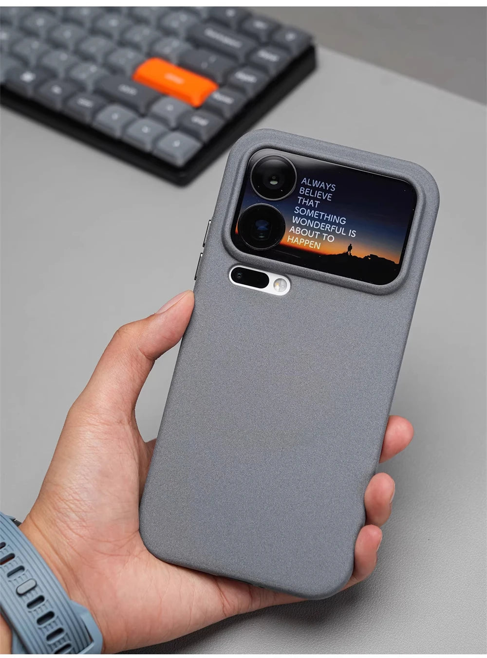 Graue matte Silikonhülle in Hand gehalten – Rückansicht mit großem Kameraausschnitt und freiliegendem Xiaomi-Display