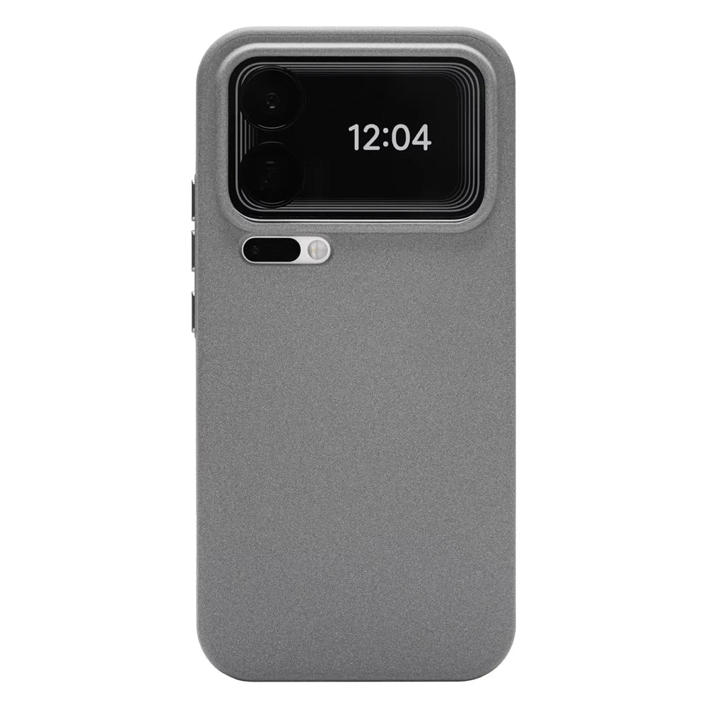 Graue matte Silikonhülle, Rückansicht freistehend, großer Kamerablock mit Zusatzdisplay oben, metallisch-körnige Oberfläche