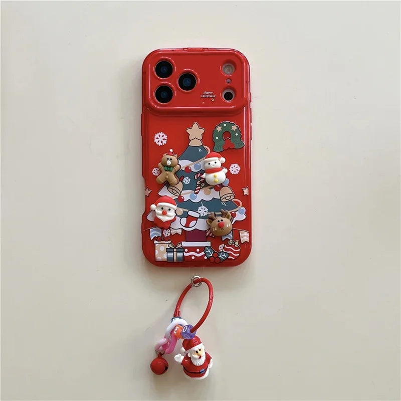 Rote iPhone-Weihnachtshülle mit 3D-Weihnachtsbaum-Szene und Weihnachtsmann-Armband-Anhänger, Draufsicht