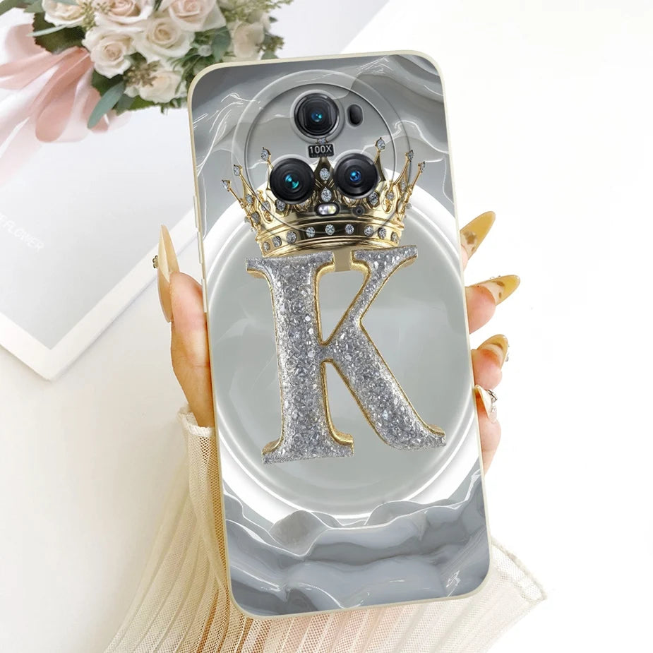Honor Magic 5 Hülle Rückseite, grau-marmoriertes Design mit silber-glitzerndem Buchstabe K und goldener Krone