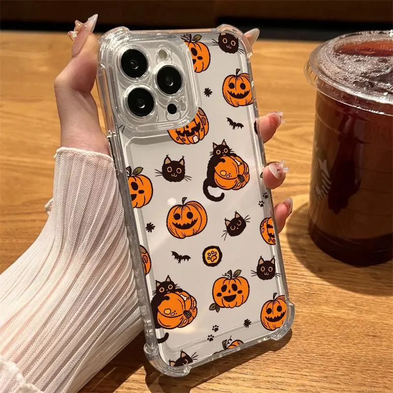 Hand hält transparente iPhone-Hülle mit orangefarbenen Kürbissen und schwarzen Katzen, Rückansicht