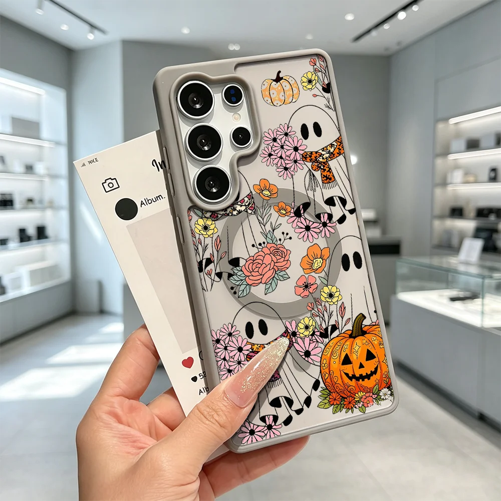 Hand hält Samsung Galaxy Hülle mit Geister-Blumen-Kürbis-Print in Beige, magnetischer Ring sichtbar
