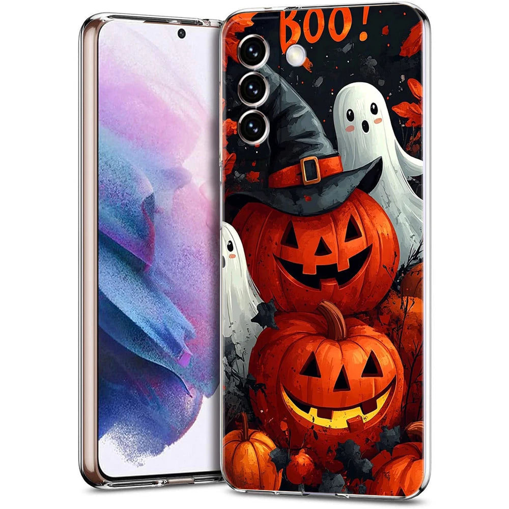 Transparente Samsung Galaxy TPU-Hülle mit Halloween-Motiv: gestapelte Kürbisse, weiße Geister, Hexenhut und Aufschrift BOO!