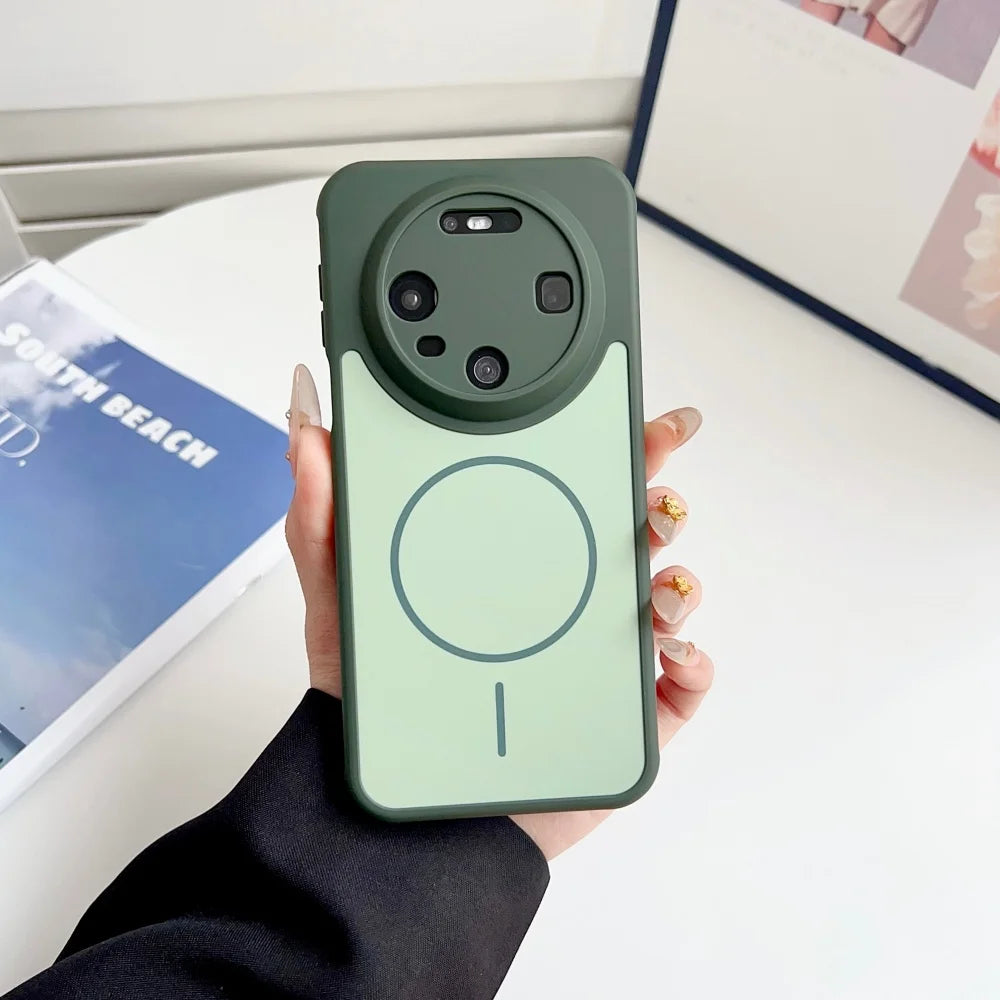 Dunkelgrüne Huawei-Magnetschutzhülle in der Hand, Rückseite mit rundem Kameraausschnitt und MagSafe-Ladekreis