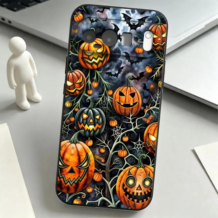 Schwarze Google-Pixel-Hülle mit vielen Halloween-Kürbissen, Fledermäusen und Spinnweben auf dunkelgrauem Hintergrund