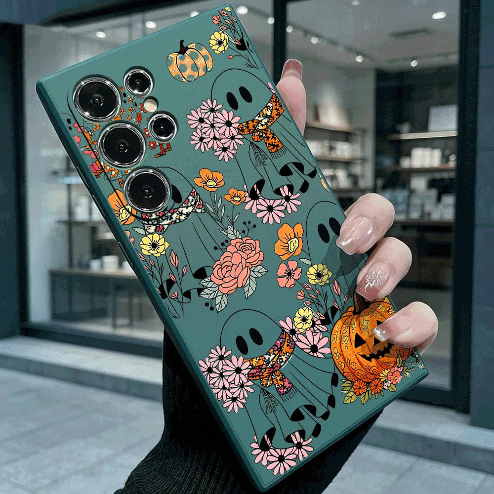 Dunkelgrüne Samsung-Galaxy-Hülle mit Geister- und Blumenmuster sowie Kürbis-Motiv, seitliche Halteansicht