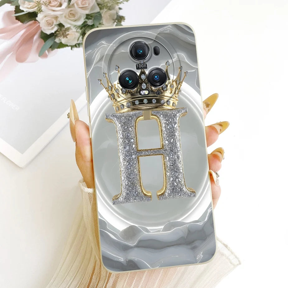 Honor Magic 5 Hülle Rückseite, grau-marmoriertes Design mit silber-glitzerndem Buchstabe H und goldener Krone