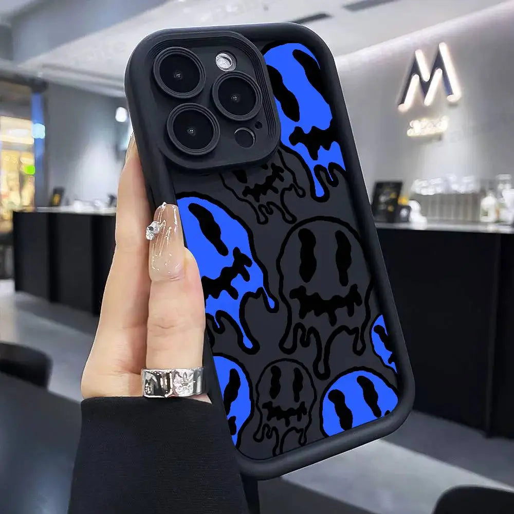Schwarze Silikon-iPhone-Hülle mit schmelzenden Smiley-Gesichtern in Blau-Schwarz, Rückansicht in Hand