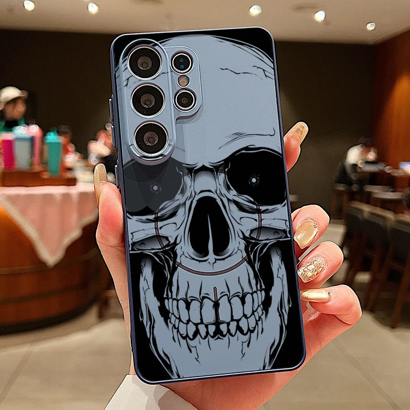 Blaue Skull-Hülle in Hand gehalten, Rückseite mit detailliertem Schädel-Motiv in Blaugrau
