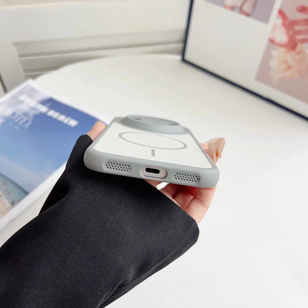 Graue Huawei-Magnetschutzhülle von unten gehalten, USB-C-Öffnung und Lautsprechergitter sichtbar
