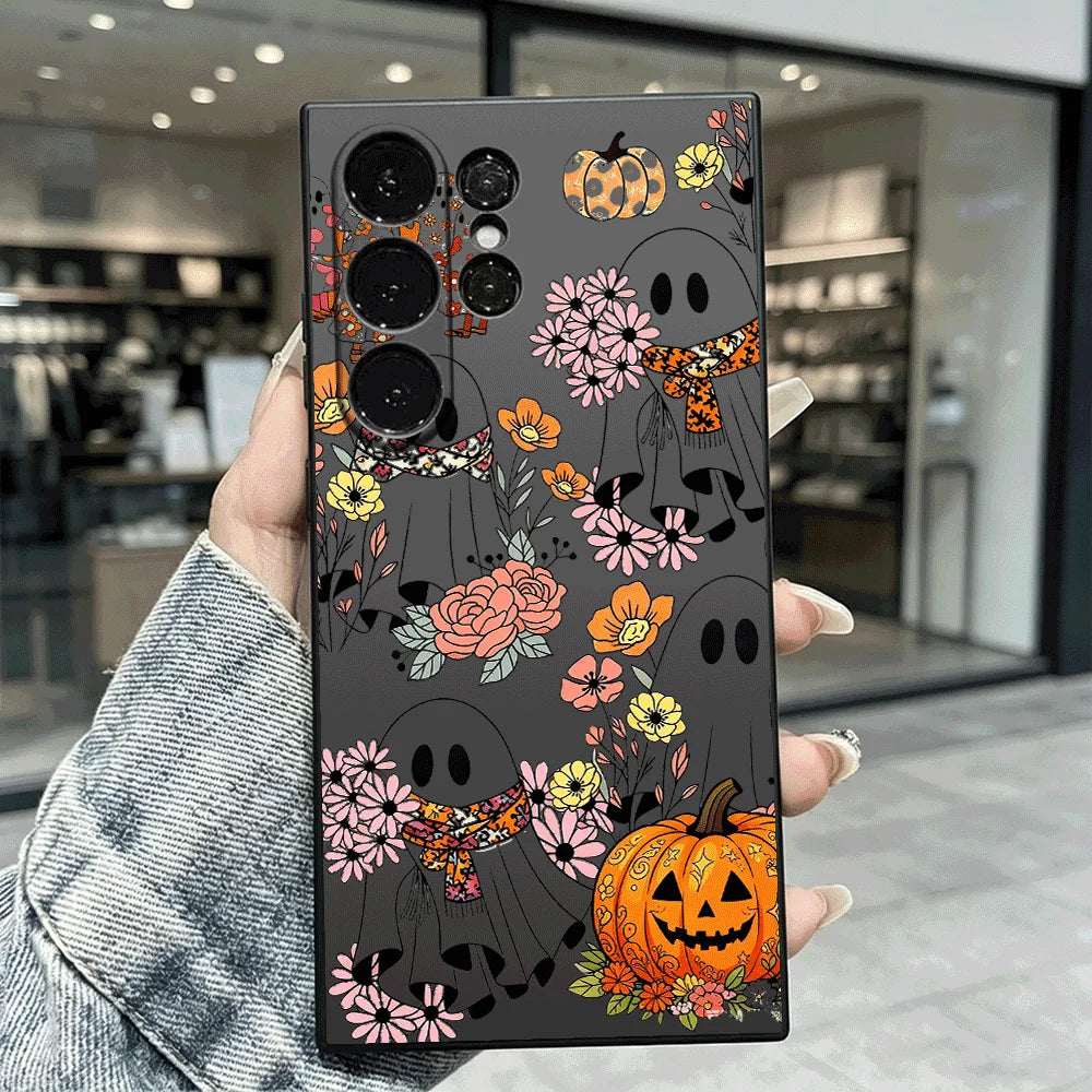 Schwarze Samsung-Galaxy-Hülle mit floralen Geistern, bunten Blüten und orangem Jack-o'-Lantern, Rückseite