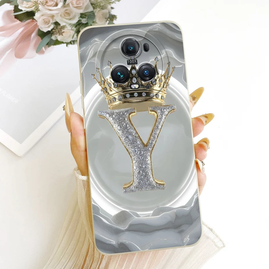 Honor Magic 5 Hülle in grauem Marmordesign mit glitzerndem Buchstabe Y und goldener Krone, Rückansicht in Hand