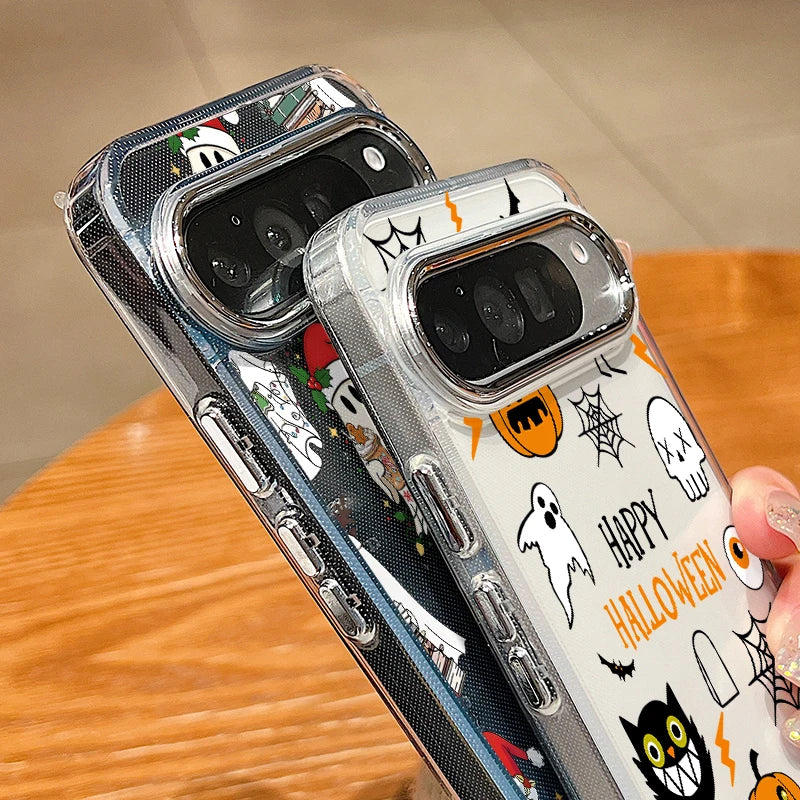 Zwei transparente Pixel-Hüllen von oben: Weihnachts-Geister-Motiv und Halloween-Design mit Geistern, Kürbis und schwarzer Kat