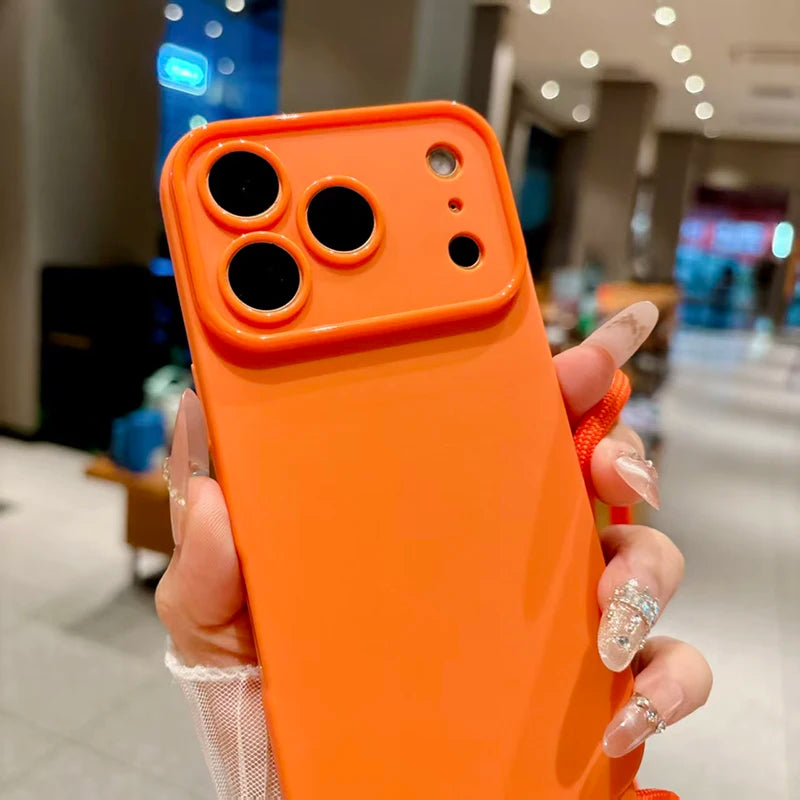 Orangefarbene iPhone-Hülle, Nahaufnahme Rückseite, erhöhter Kameraausschnitt, glänzende Oberfläche