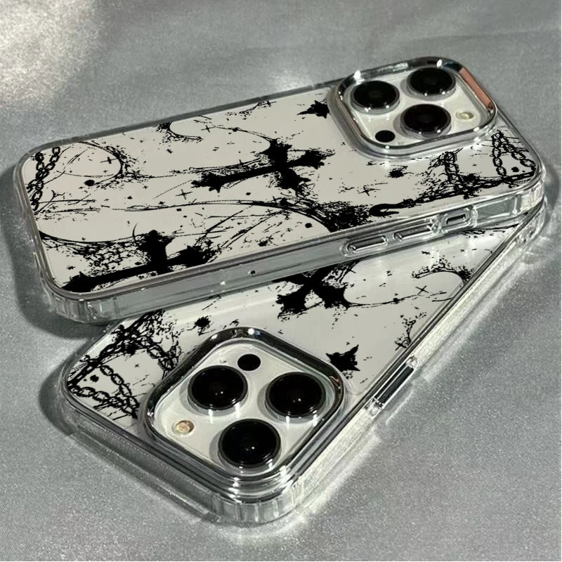Zwei transparente iPhone-Hüllen mit schwarzem Kreuz-Grunge-Muster, Draufsicht auf Kamerabereich, klares TPU-Material