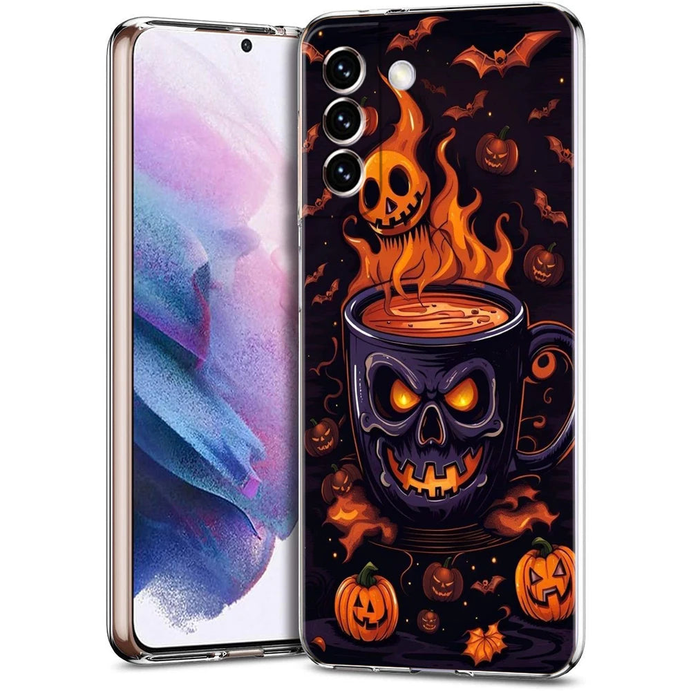 Samsung Galaxy TPU-Hülle mit Halloween-Motiv: Totenkopf-Tasse mit Flammen, Kürbissen und Fledermäusen auf schwarzem Hintergru