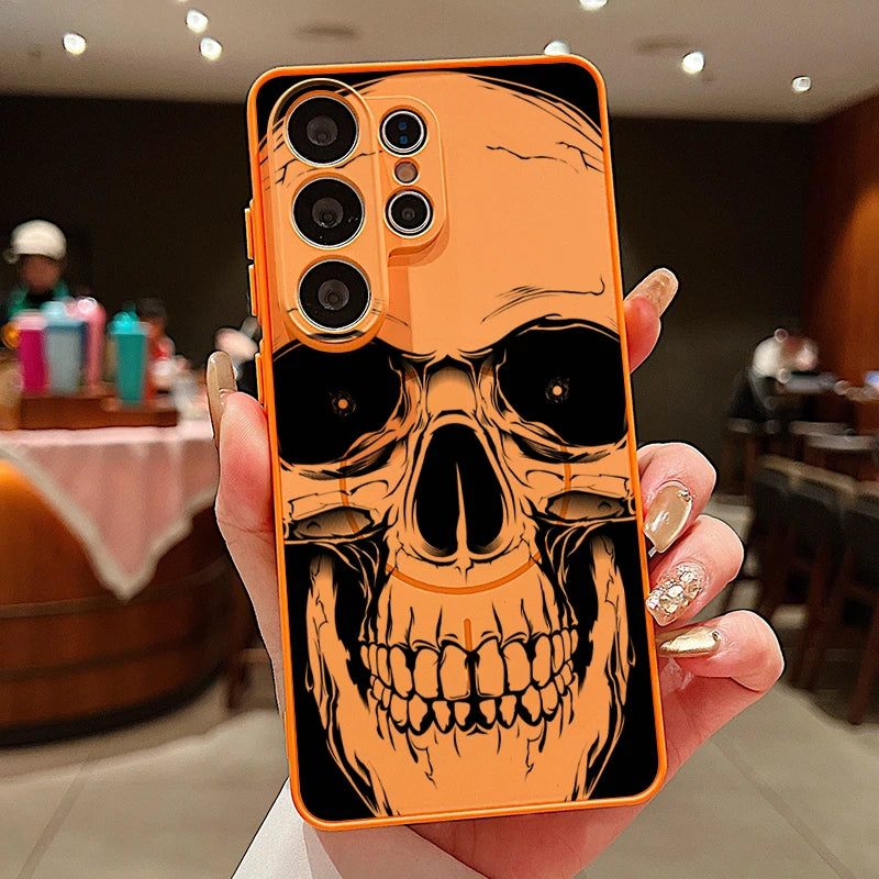 Orange Skull-Hülle in Hand, Rückseite mit kontrastreichen schwarzen Schädel-Linien auf Orange