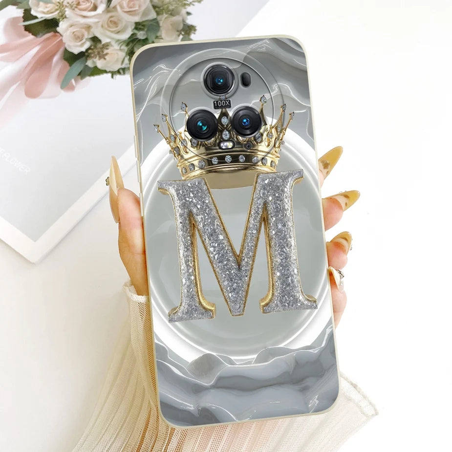 Honor Magic 5 Hülle Rückseite, grau-marmoriertes Design mit silber-glitzerndem Buchstabe M und goldener Krone