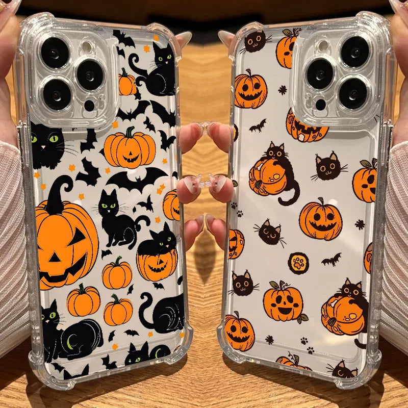 Zwei Halloween-Handyhüllen in Händen gehalten: links schwarze Katzen mit Fledermäusen, rechts Kürbisse mit braunen Katzen