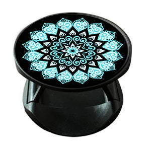 Pop-Up Smartphone-Ständer, ausgeklappt, von schräg oben; Oberseite mit türkis-weißem Mandala-Ornament auf schwarzem Grund